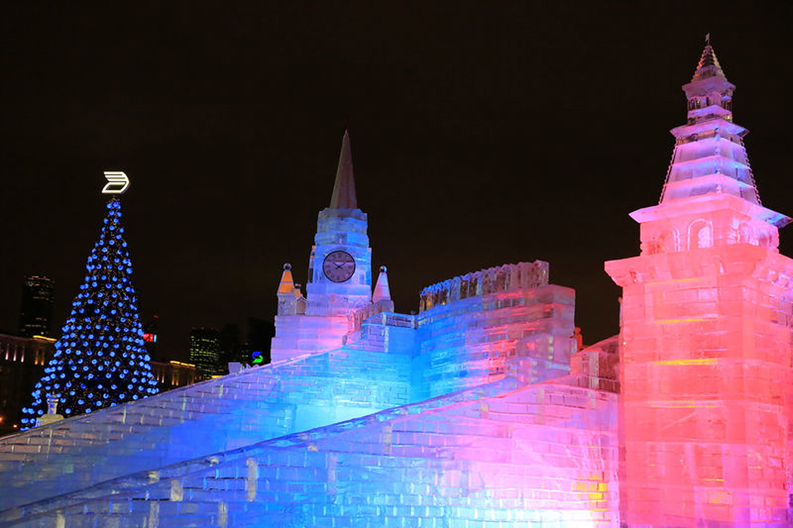Adding coloured light to the sculptures added a whole new dimension and brought them to life after dark. Adding coloured light to the sculptures added a whole new dimension and brought them to life after dark.