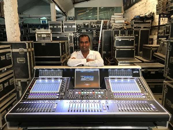 Warren D’souza of Sound.com with the new DiGiCo SD5 Warren D’souza of Sound.com with the new DiGiCo SD5