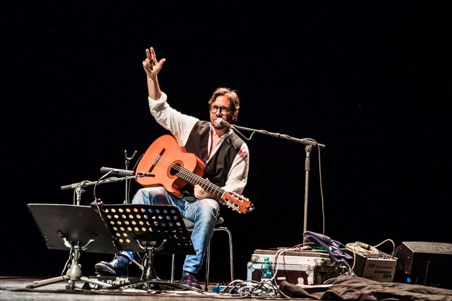 Al Di Meola played a sell-out gig at Darmstadt’s 1000-capacity Straatstheatre (photo: Paul Sebald) Al Di Meola played a sell-out gig at Darmstadt’s 1000-capacity Straatstheatre (photo: Paul Sebald)