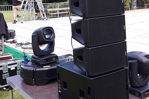 Mkplus presented a mixed Nexo system for the fête, using ground-stacked Geo M10 as the main PA