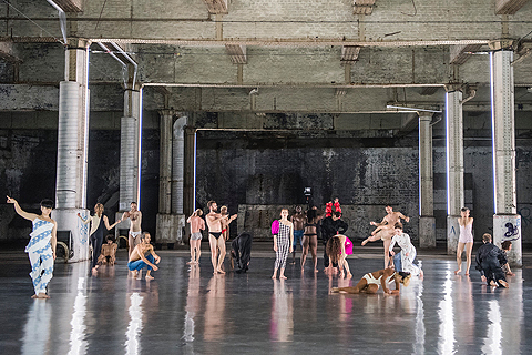 10,000 Gestures at the Mayfield Depot (photo: Tristram Kenton)