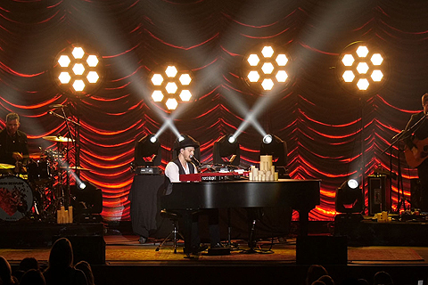 The Gavin DeGraw Tour utilises a three-piece band