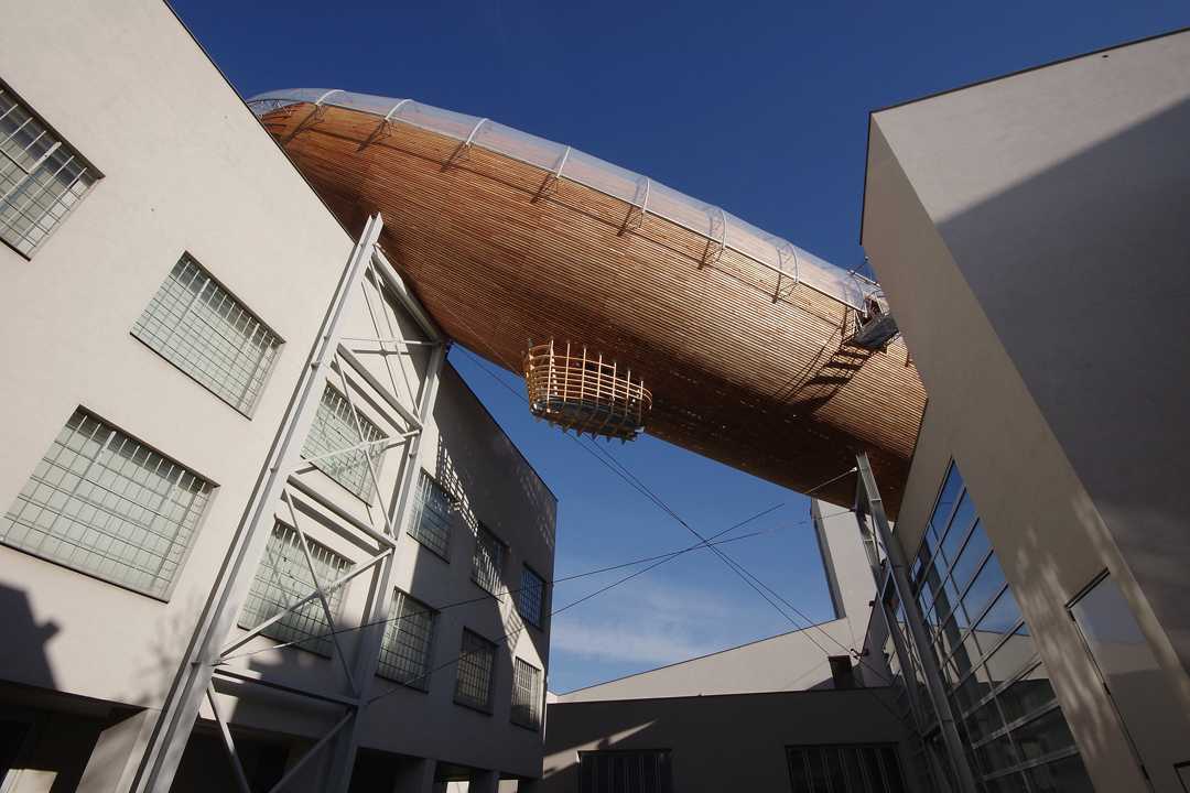 Gulliver’s intentionally symbolic shape recalls the Zeppelin era