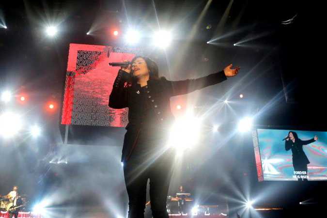 Featured performers included Kari Jobe Featured performers included Kari Jobe