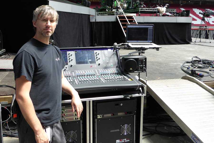Monitor engineer Mark Ellis Monitor engineer Mark Ellis