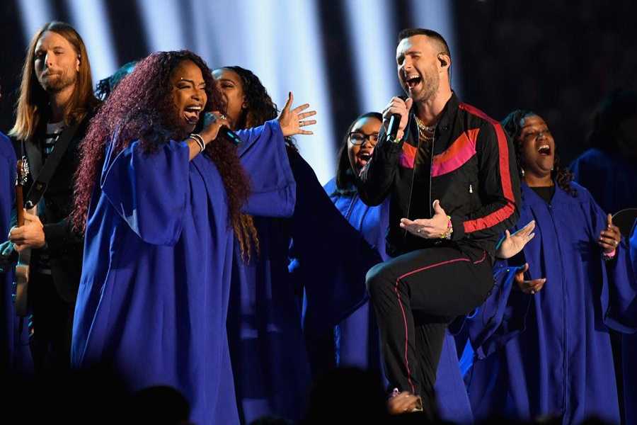 Adam Levine of Maroon 5 performs using a Shure ADX2FD/SM58 microphone (photo: Kevin Mazur/WireImage) Adam Levine of Maroon 5 performs using a Shure ADX2FD/SM58 microphone (photo: Kevin Mazur/WireImage)