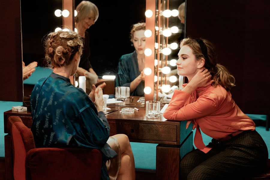 The production stars Gillian Anderson and Lily James (photo: Jan Versweyveld) The production stars Gillian Anderson and Lily James (photo: Jan Versweyveld)