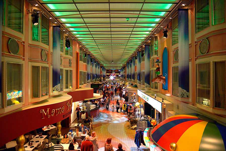 The ship boasts a fully-equipped theatre, shopping mall and nightclub (photo: Kwie) The ship boasts a fully-equipped theatre, shopping mall and nightclub (photo: Kwie)