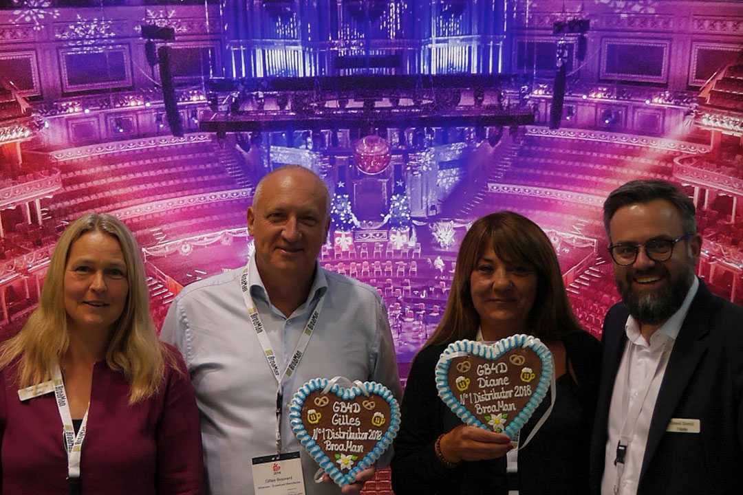 Tine Helmle (BroaMan), Gilles Bouvard (GB4D), Diane Hivert (GB4D) and Dawid Somló (BroaMan) with the BroaMan distributor award Tine Helmle (BroaMan), Gilles Bouvard (GB4D), Diane Hivert (GB4D) and Dawid Somló (BroaMan) with the BroaMan distributor award