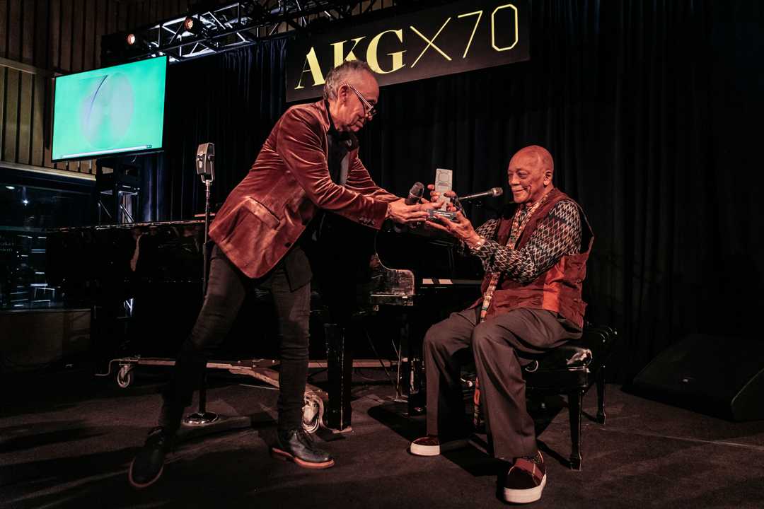 Quincy Jones receives his award Quincy Jones receives his award