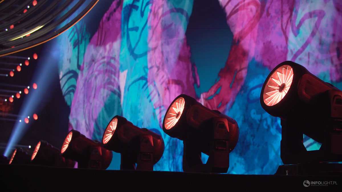 A series of 26 TurboRay fixtures were positioned on stage