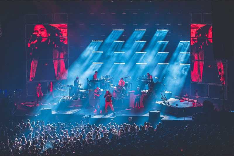 The show's central elements in the stage design were two oversized box towers (photo: Paul Gärtner) The show's central elements in the stage design were two oversized box towers (photo: Paul Gärtner)