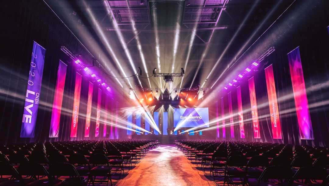 Complementing the dynamic video display was a flexible lighting rig Complementing the dynamic video display was a flexible lighting rig