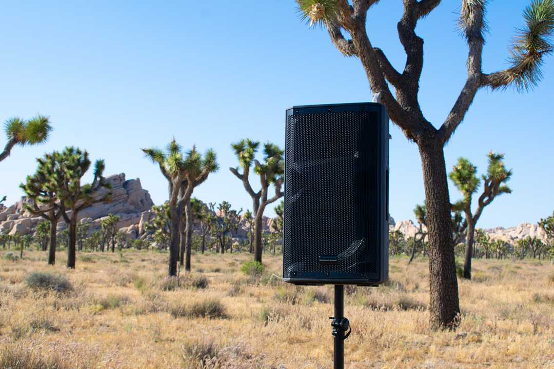 The speaker enclosure is fitted with a tough protective metal grille on its front The speaker enclosure is fitted with a tough protective metal grille on its front