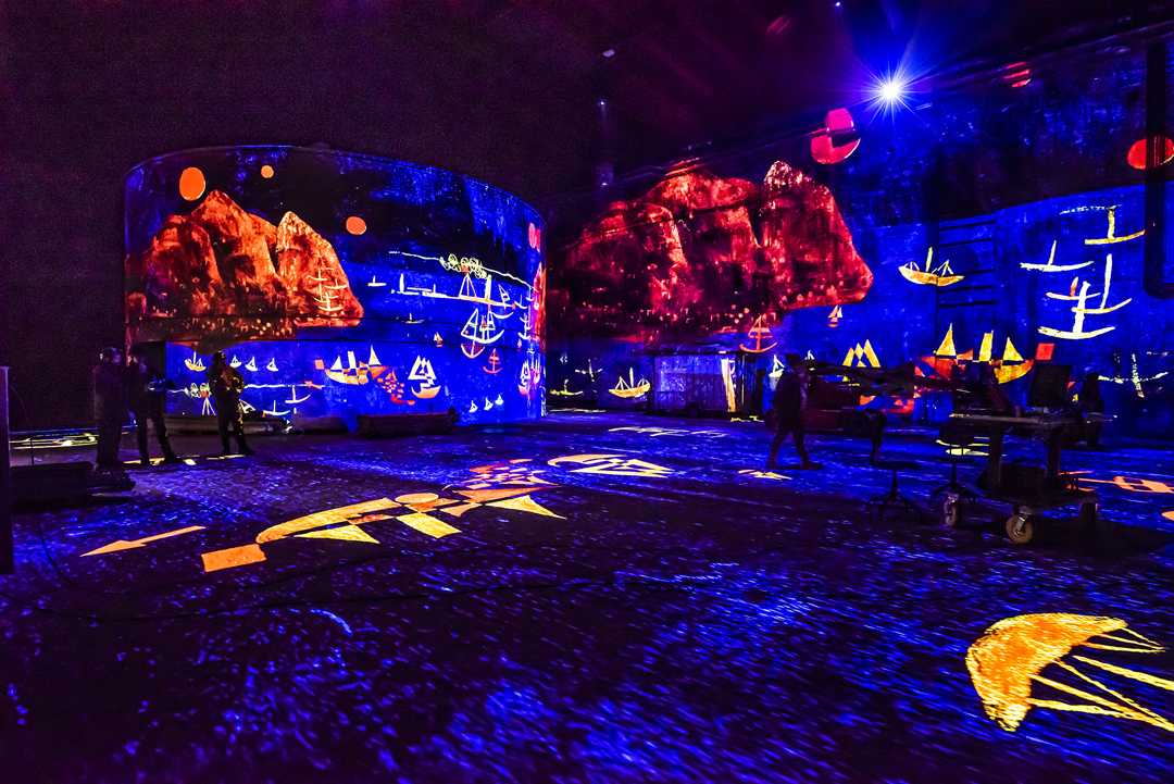 Visitors can enjoy the painters’ work mapping onto the venue’s architectural elements Visitors can enjoy the painters’ work mapping onto the venue’s architectural elements