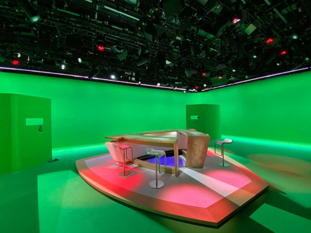 The new set, treated entirely in inlaid green paint, required a lighting installation to illuminate the entire cyclorama and floor