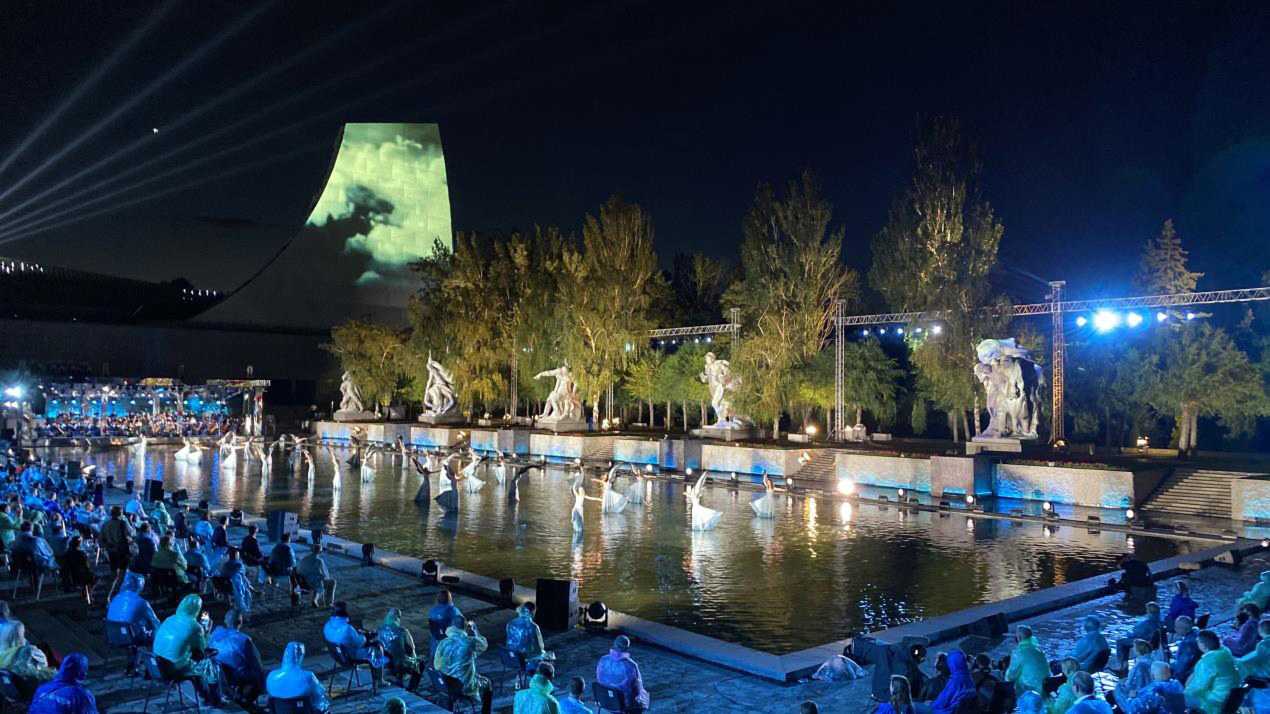 The audience was seated on the steps along the rectangular reflecting pool in Volgograd’s Heroes Square The audience was seated on the steps along the rectangular reflecting pool in Volgograd’s Heroes Square