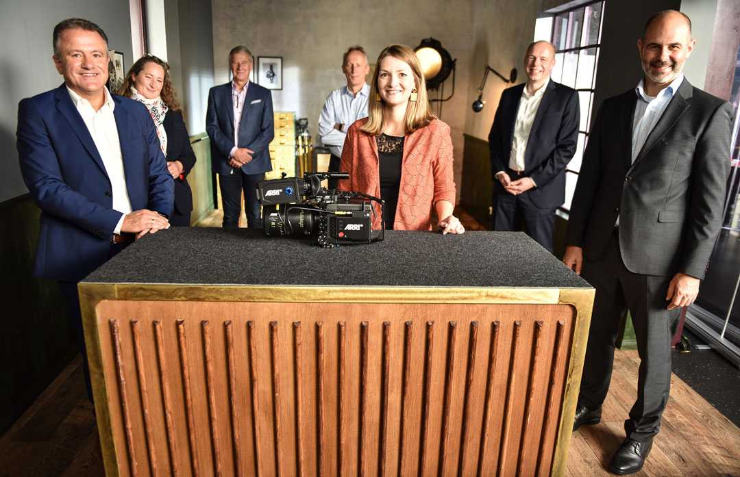 Judith Gerlach (centre), Bavarian State Minister for Digital Affairs, in the ARRI Studio with Dr. Michael Neuhaeuser, Dr. Carolin Stahl, Walter Trauninger, Christoph Stahl, Stephan Schenk, and Markus Zeiler