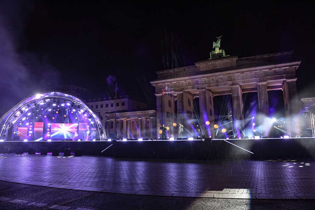 Instead of the traditional fireworks display, a stage light show with no audience took place (photo: 0liver Walterscheid) Instead of the traditional fireworks display, a stage light show with no audience took place (photo: 0liver Walterscheid)