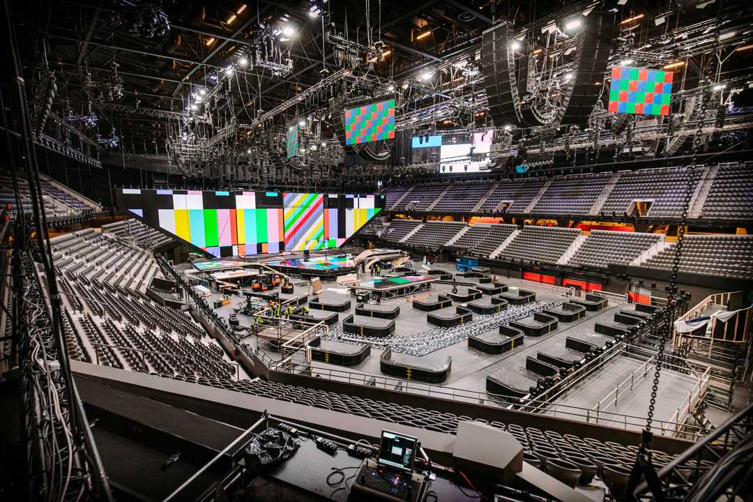 ROE Visual panels played key roles on and above the stage ROE Visual panels played key roles on and above the stage
