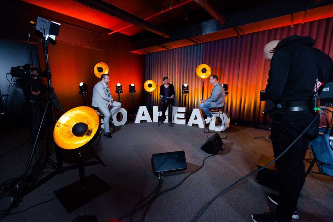 Contributing to the open and friendly atmosphere of the livestreamed event was an engaging lighting design Contributing to the open and friendly atmosphere of the livestreamed event was an engaging lighting design