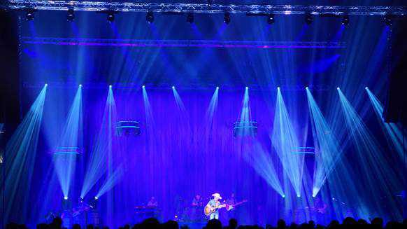 Justin Moore plays The Ford Centre in Evansville (photo: Sandy Morris)