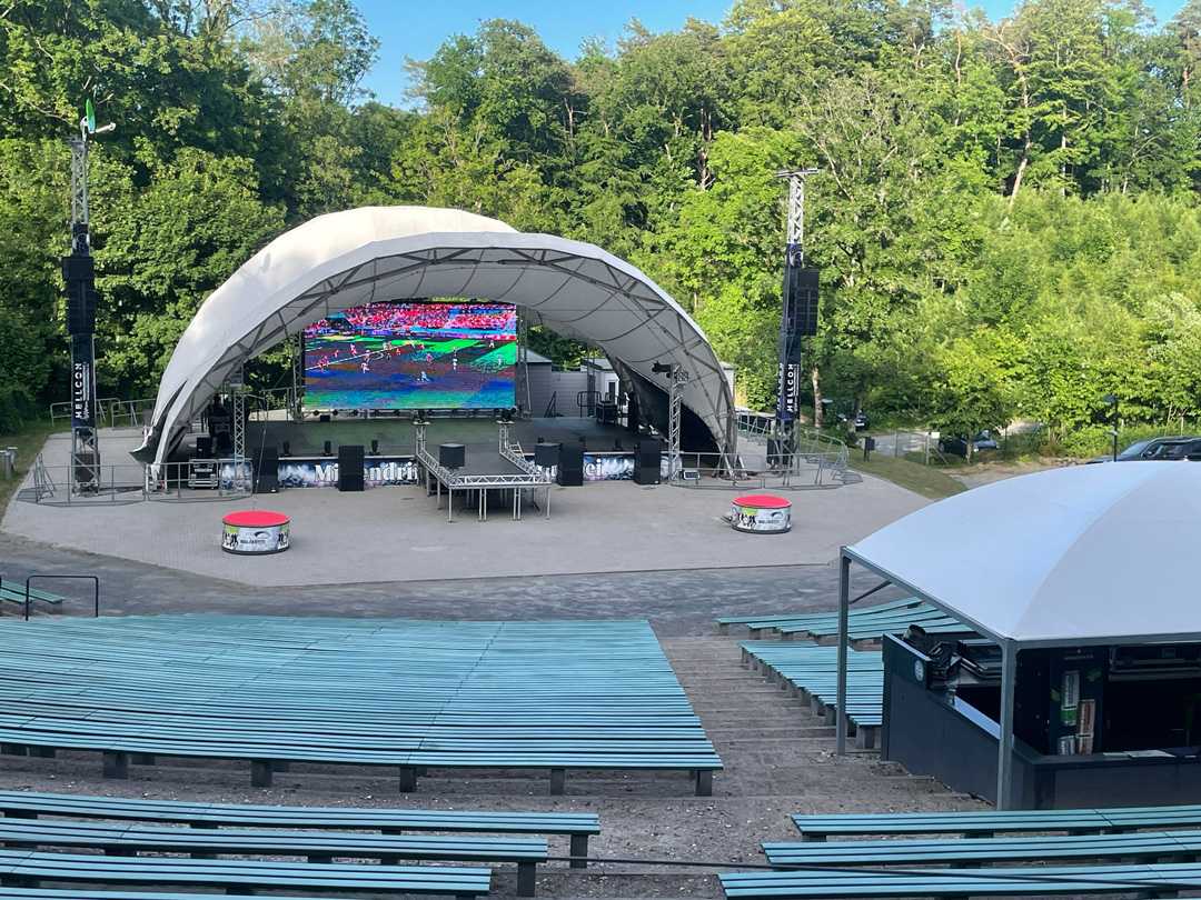Contributing to the atmosphere at Waldbühne Rügen is a truss-mounted LED video wall Contributing to the atmosphere at Waldbühne Rügen is a truss-mounted LED video wall