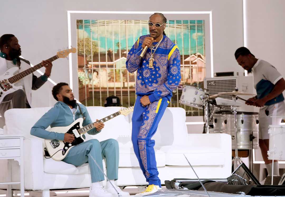 Snoop Dogg performs at the Super Bowl LVI half-time show with a gold-plated Shure KSM9 (photo: Kevin Mazur / Getty Images)