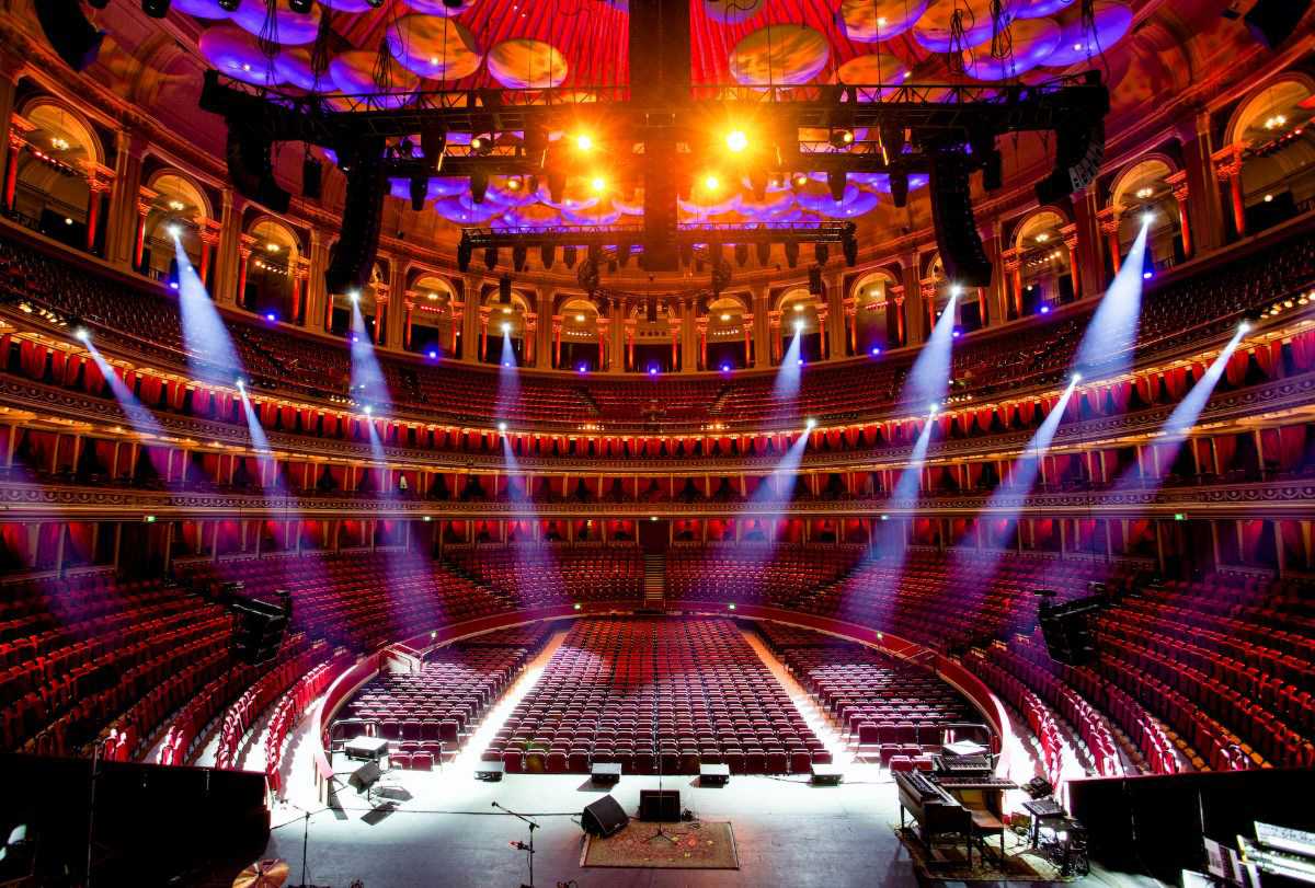 The MAC Ultras are positioned three levels up on the circle, in the gallery, and on a central circular truss (photo: Johan Persson)