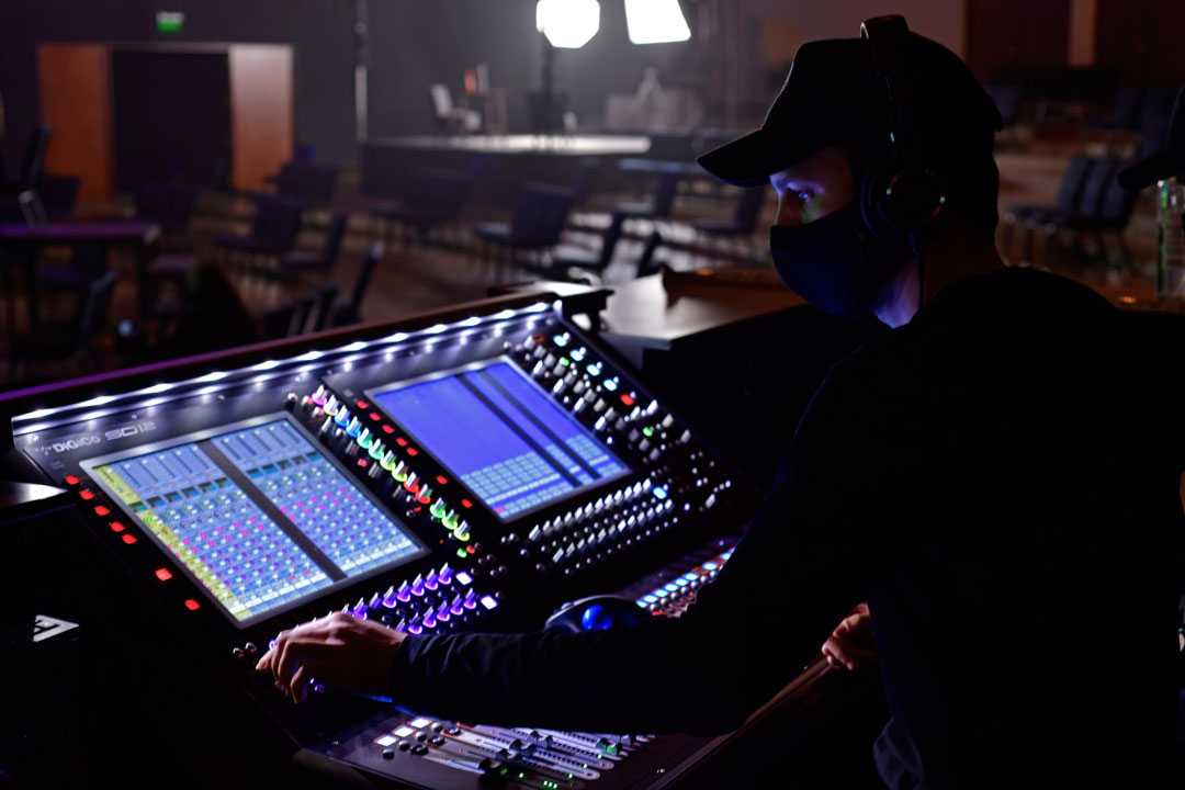 The SD12 console is accompanied by two D2 Racks offering an additional 96 inputs The SD12 console is accompanied by two D2 Racks offering an additional 96 inputs