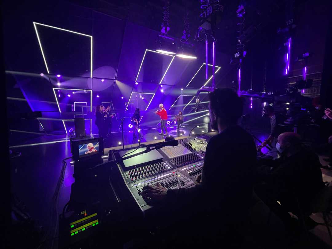 Las Tres Puertas live performance set in RTVE’s Studio 6 Las Tres Puertas live performance set in RTVE’s Studio 6