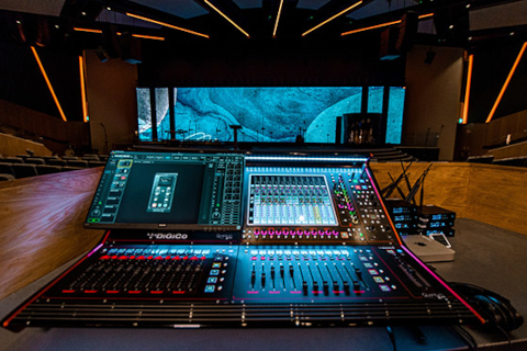 The Quantum 225 is installed at the FOH position