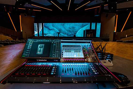 The Quantum 225 is installed at the FOH position The Quantum 225 is installed at the FOH position