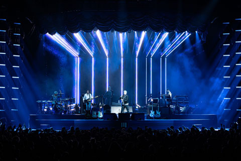 The Supply Chain Issues Tour has 82 Ayrton Magic Blade FX fixtures delivering effects lighting on stage (© Luz Studio)