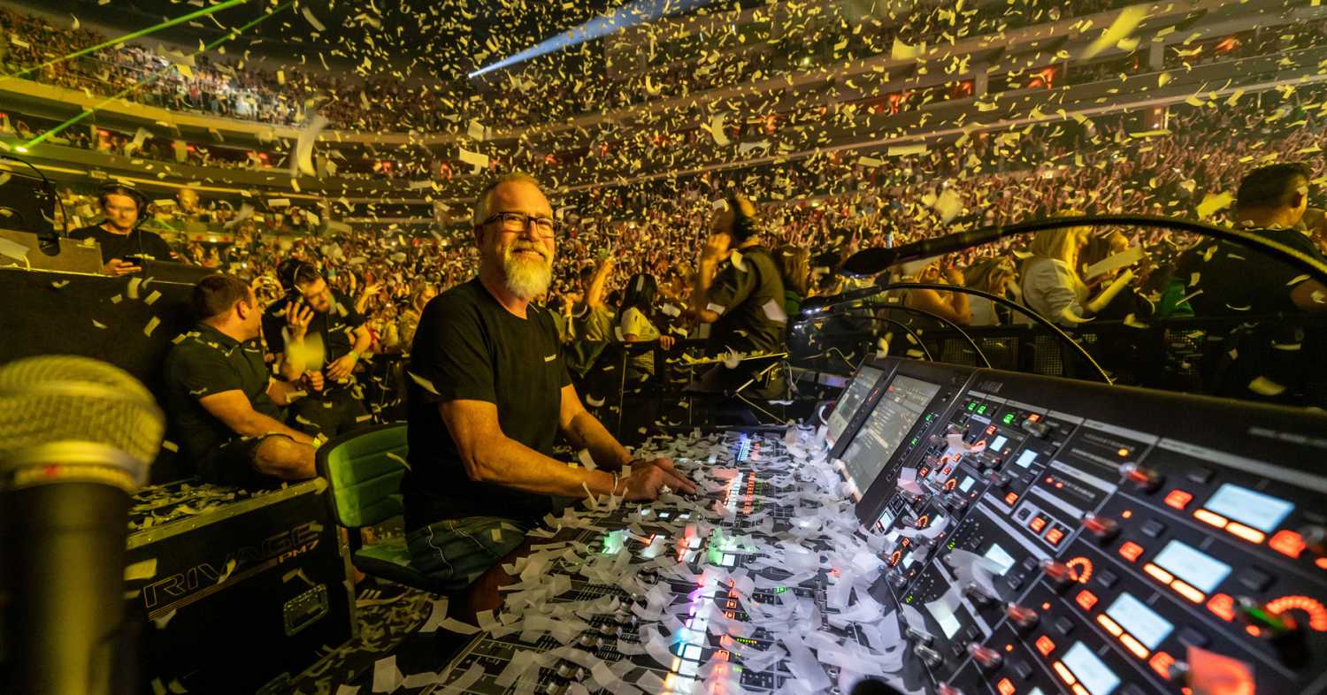 Brad Divens at FOH (photo: Pawel Zachanowicz)