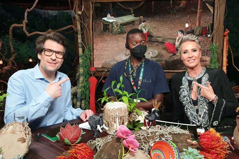 Show hosts Daniel Hartwich and Sonja Zietlow flank lighting tech Lucky Lewele (photo: Blond Productions)