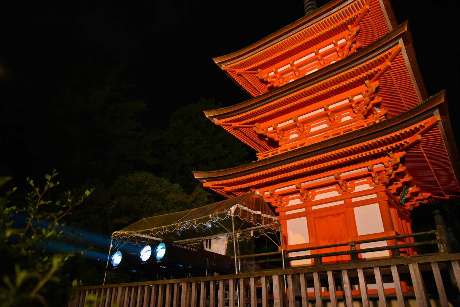 Three RJ Lancelot followspots were set up in the three-storey Koyasu Pagoda (photo: Sogo Butai)