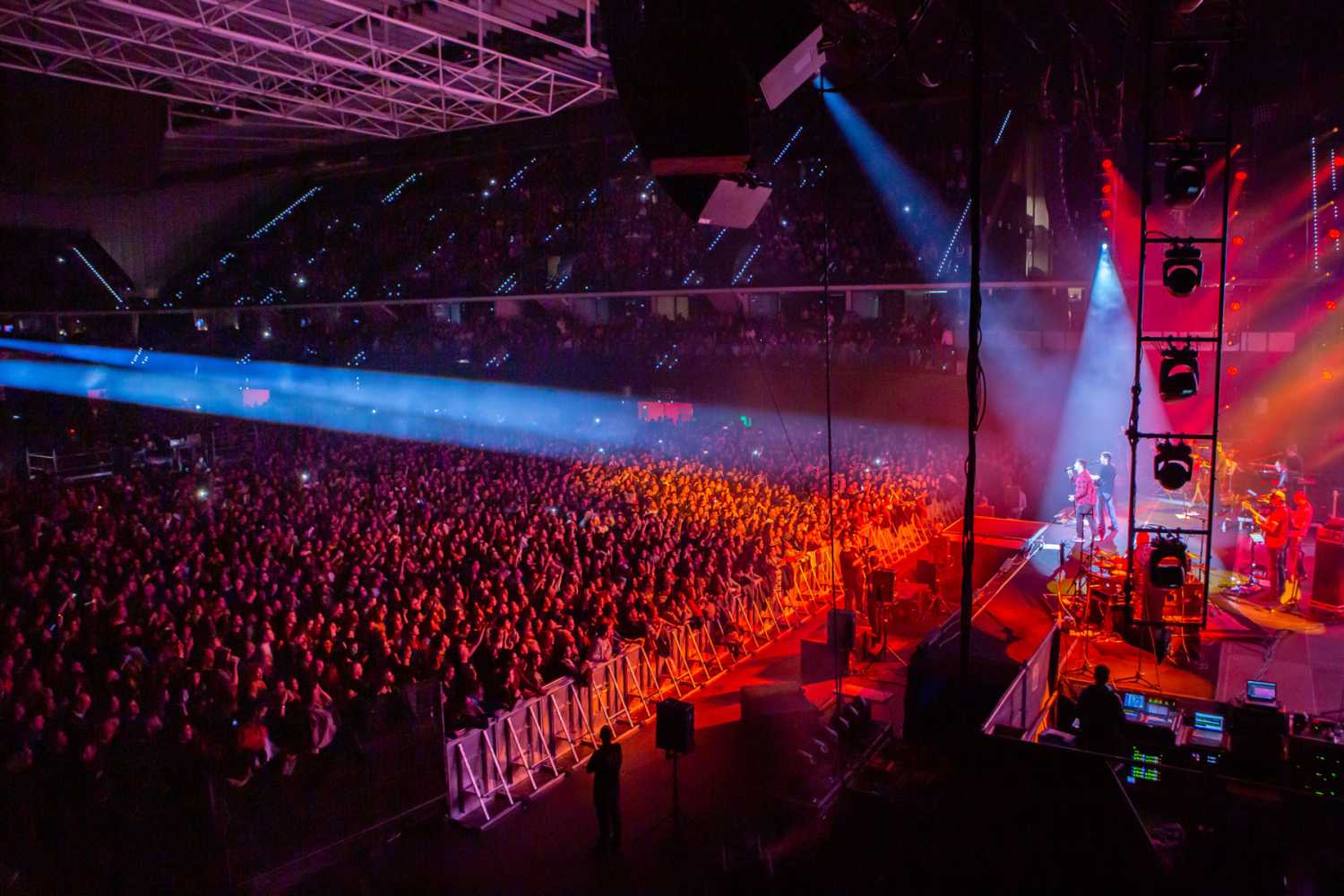 Showtec Sunstrips have been used as part of the lighting setup throughout the tour (photo: Maria Jiménez for Navarra Arena)