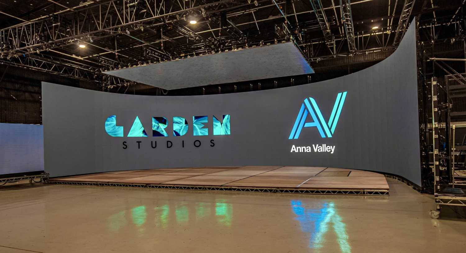 Anna Valley has built a 26 x 4.5m ROE BPV2 semi-circular volume in a 7750sq.ft sound stage at Garden Studio’s Park Royal studio complex