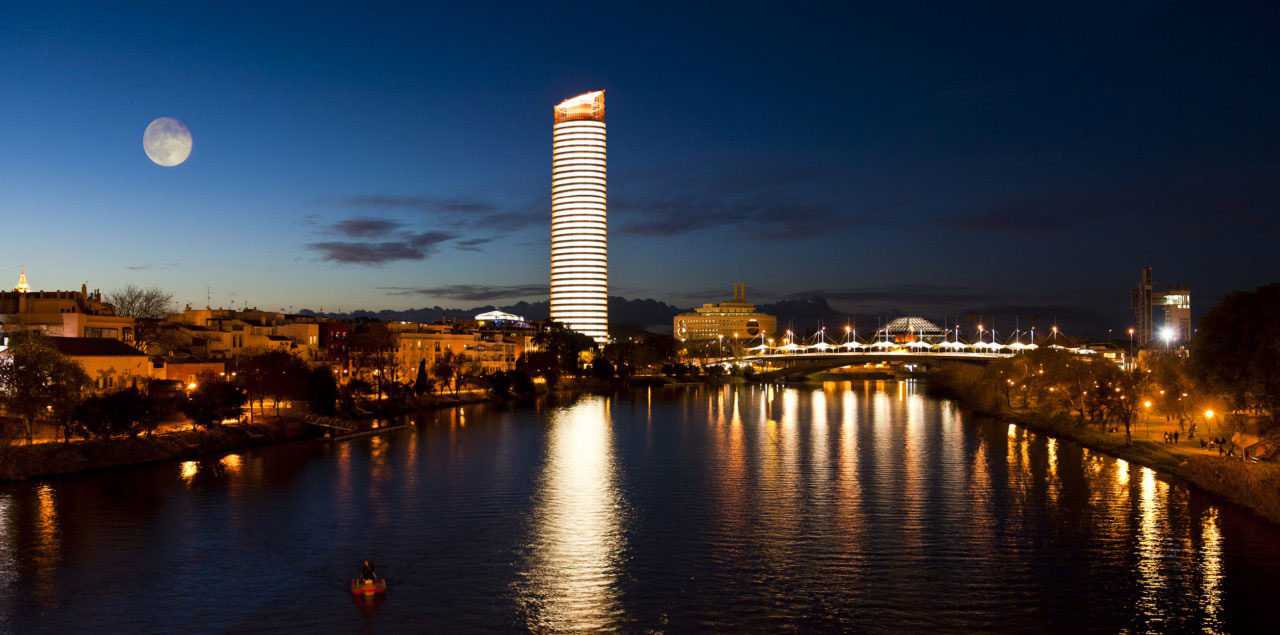 The light show can be seen throughout Seville