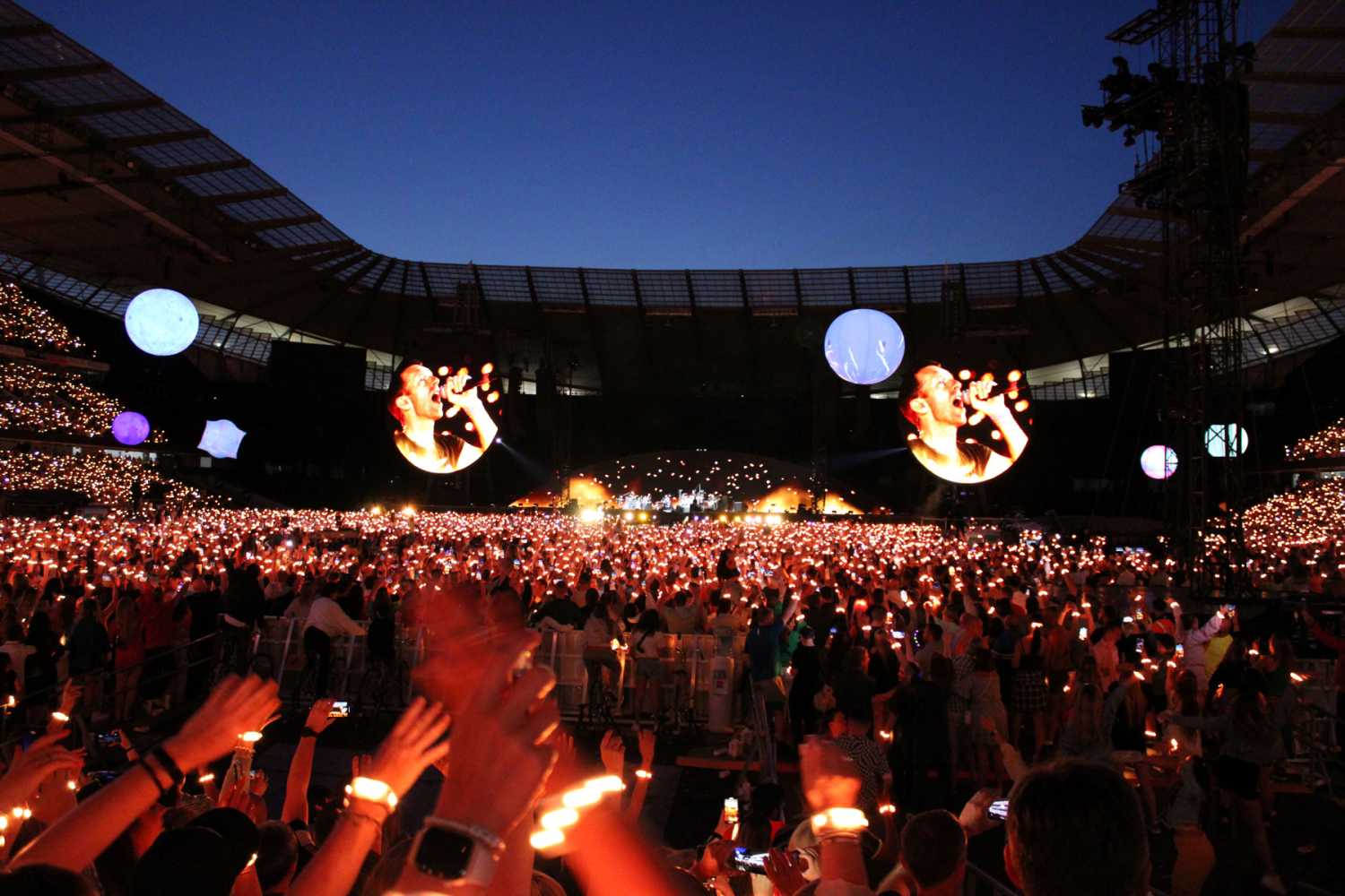 Music of the Spheres is the first tour to feature PixMob’s 7-LED wristband