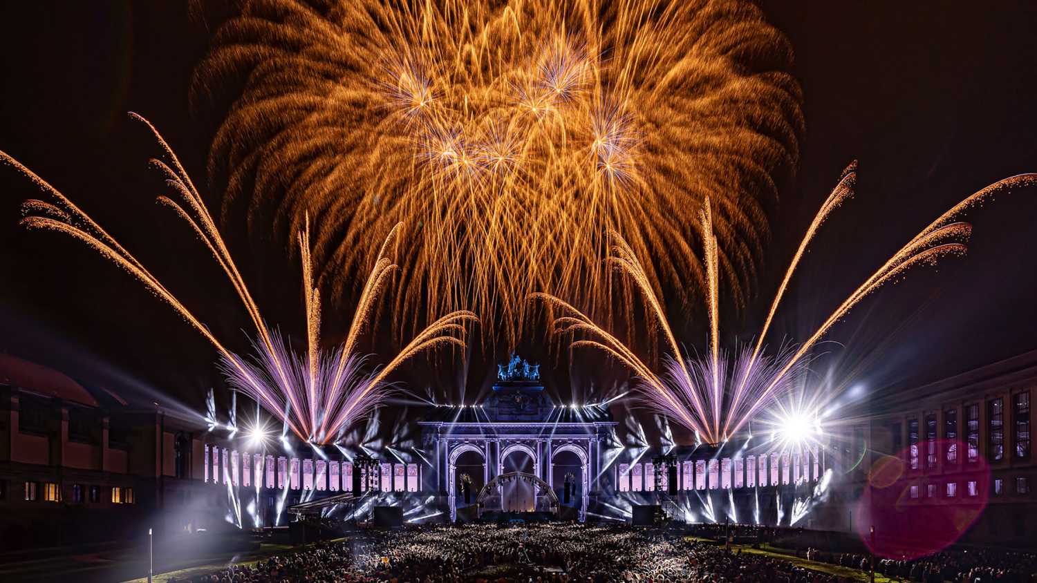 The 15-minute finale show was staged against the imposing and dramatic backdrop of Cinquantenaire Arcade (photo: Frederic Lepla)