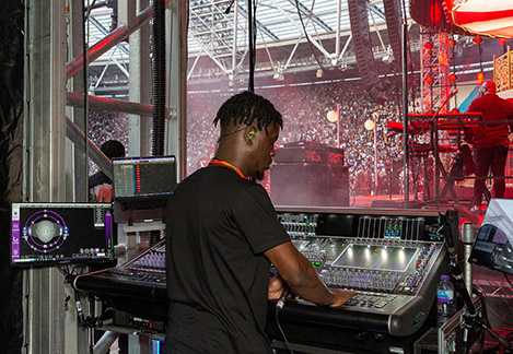 Monitor engineer Duriel Mensah pilots a KLANG card-equipped Quantum7