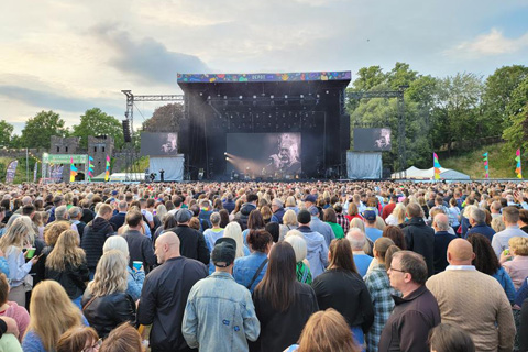 Sir Tom Jones plays Cardiff Castle