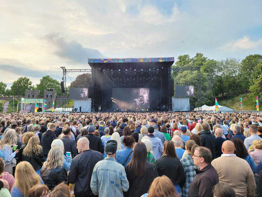 Sir Tom Jones plays Cardiff Castle