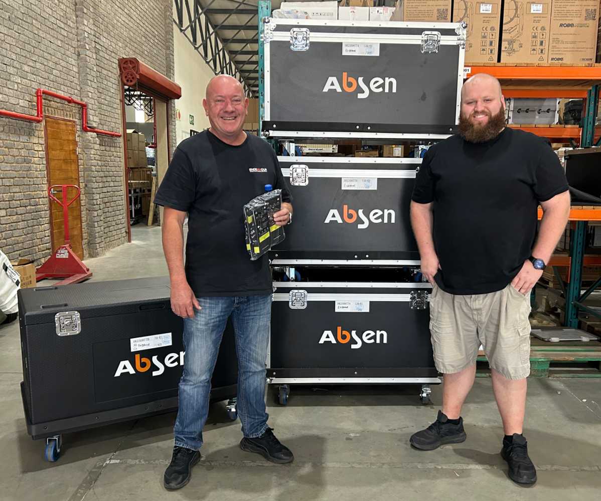 Endeavour’s Kelvin Tilley with Dylan Jones from DWR Distribution Endeavour’s Kelvin Tilley with Dylan Jones from DWR Distribution