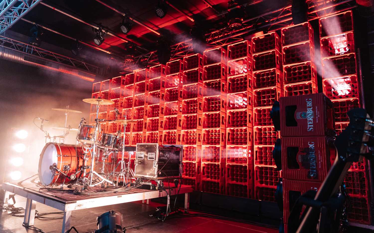 The beer crate wall is the centrepiece of a stage design (photo: Sascha Göttsche) The beer crate wall is the centrepiece of a stage design (photo: Sascha Göttsche)