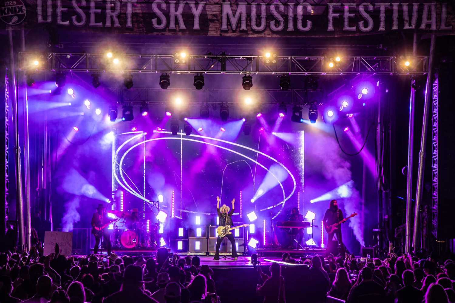Over 75 versatile Chauvet fixtures featured in the festival rig Over 75 versatile Chauvet fixtures featured in the festival rig