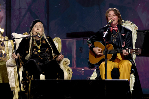 Brandi Carlile performs alongside Joni Mitchell, both using a Sennheiser SKM 6000 / Neumann KK 205 capsule combination (Getty Images/Kevin Mazur)